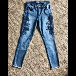 Fun cropped jeans in size 7/27 by Draigo Rein